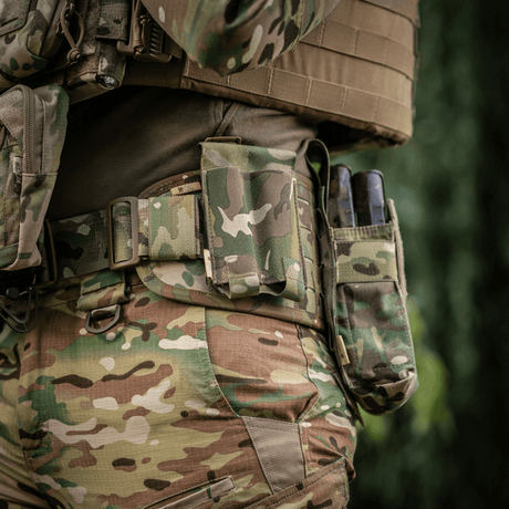 M-Tac Double Magazine Pouch APS Laser Cut kiinnitetty taktiseen vyöhön camo-kuosissa, näyttää Cordura-materiaalin ja MOLLE-kiinnityksen.