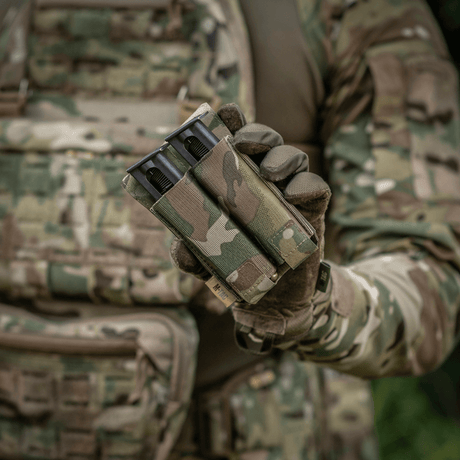 M-Tac Double Magazine Pouch APS Laser Cut kenttäkäyttöön ja nopeaan uudelleenlataukseen sotilasympäristössä, kiinnitetty MOLLE-varusteeseen.