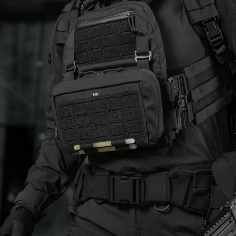 M-Tac Admin Pouch Large Elite kiinnitettynä taktiseen liiviin, tehty kestävästä Cordura 500D:stä, sopii varusteiden säilytykseen.