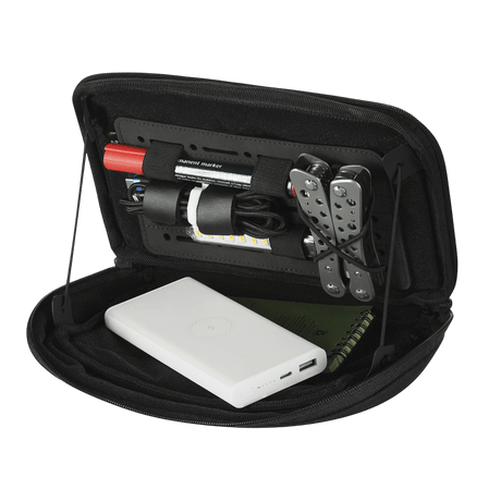 M-Tac Admin Pouch Large Elite varustettuna multitoolilla ja powerbankilla, tehty kestävästä Cordura 500D -materiaalista.