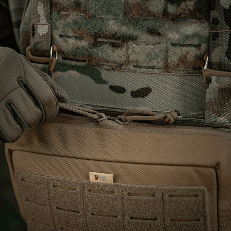 M-Tac Admin Pouch Large Elite kiinnitettynä taktiseen liiviin metsämallissa, tehty kestävästä Cordurasta, taskuilla ja vetoketjulla.