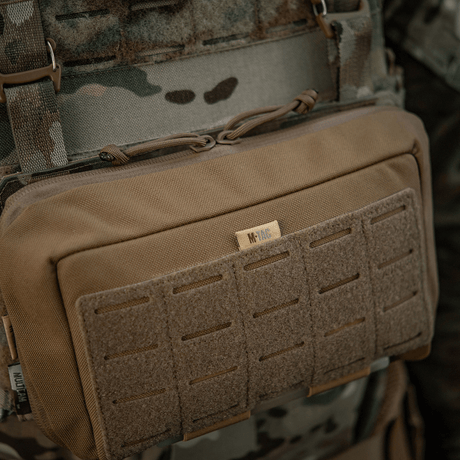 M-Tac Admin Pouch Large Elite Cordura 500D:stä, täydellinen taktisiin varusteisiin ja asiakirjoihin, kiinnitetty maastovarusteisiin.