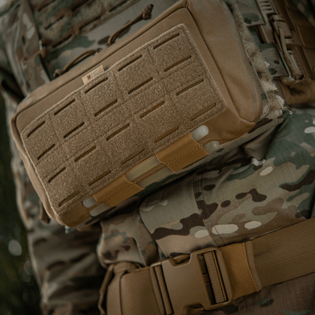 M-Tac Admin Pouch Large Elite Cordura 500D:stä kiinnitettynä taktisiin varusteisiin. Sopii asiakirjojen ja laitteiden säilytykseen.