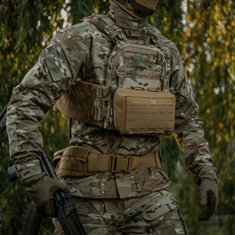 M-Tac Admin Pouch Large Elite kiinnitettynä taktiseen liiviin metsässä.