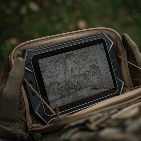 M-Tac Admin Pouch Large Elite, tabletti karttanäytöllä säilytettynä kestävässä Cordura 500D -laukussa luonnossa.