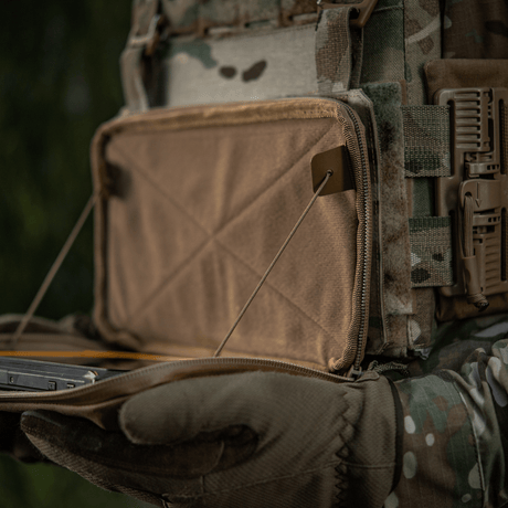 Kuva M-Tac Admin Pouch Large Elite -toiminnossa, näyttää taktisten varusteiden säilytyksen kestävässä Cordura-materiaalissa ulkokäyttöön.