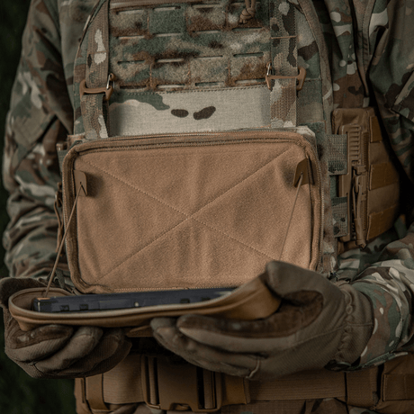 M-Tac Admin Pouch Large Elite käytössä, kiinnitettynä taktisiin varusteisiin, hyvä asiakirjojen ja lisätarvikkeiden säilytykseen, valmistettu Cordura 500D:stä.