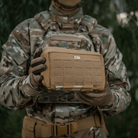 M-Tac Admin Pouch Large Elite taktinen paneeli maastopuvussa, pidetty sotilaan toimesta kenttävarusteissa.