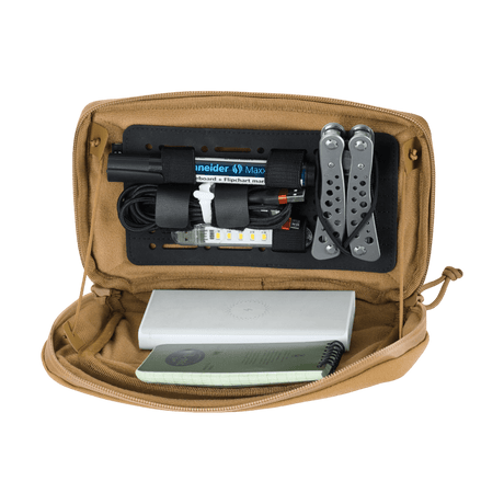 M-Tac Admin Pouch Large Elite käytössä työkalujen ja varusteiden kanssa, kestävä Cordura-rakenne.