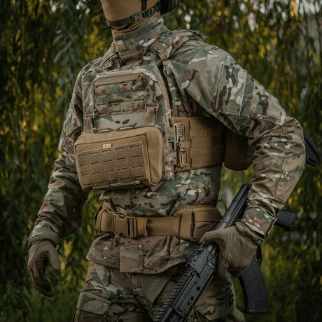 M-Tac Admin Pouch Large Elite maastokuvioisena, sopii taktisiin varusteisiin kuten asiakirjat, avaimet ja taskulamppu.