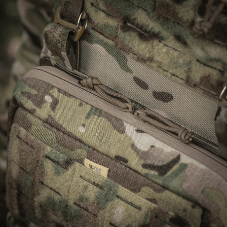 M-Tac Admin Pouch Large Elite camouflage-mallissa taktista varustusta varten, valmistettu kestävästä Cordura-materiaalista.