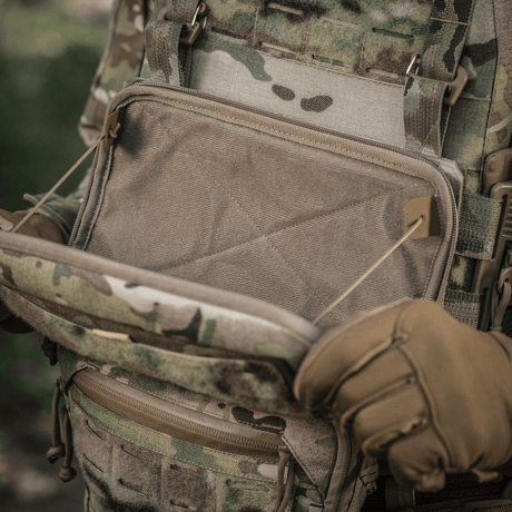 M-Tac Admin Pouch Large Elite käytössä, näyttää tilavuutta ja Cordura 500D -materiaalia, sopii taktiseen säilytykseen.