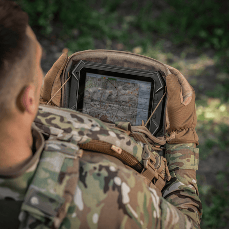 M-Tac Admin Pouch Large Elite taktisen operaattorin käytössä tabletin ja karttanäytön säilytykseen.