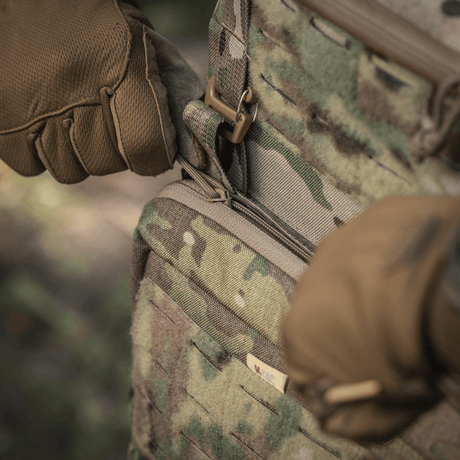 Lähikuva M-Tac Admin Pouch Large Elite käytössä, näyttää Cordura-materiaalin ja taktisen vetoketjumallin luonnossa.