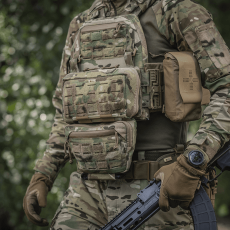 M-Tac Admin Pouch Large Elite käytössä taktisten varusteiden kanssa, valmistettu Cordura 500D:stä, ihanteellinen välttämättömien tavaroiden säilytykseen.