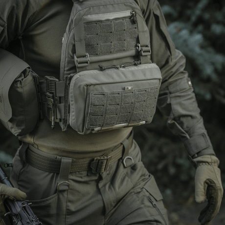 M-Tac Admin Pouch Large Elite taktista varustusta kantavan henkilön mukana luonnossa, näyttää toimivan säilytyksen ja kestävyyden.