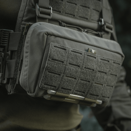 M-Tac Admin Pouch Large Elite Cordura 500D -laukku kiinnitettynä taktiseen liiviin, laser cut velcro-panel patchesille.