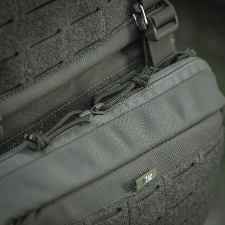 Lähikuva M-Tac Admin Pouch Large Elite: Cordura 500D -materiaali, sopii taktiseen varusteeseen ja säilytykseen.