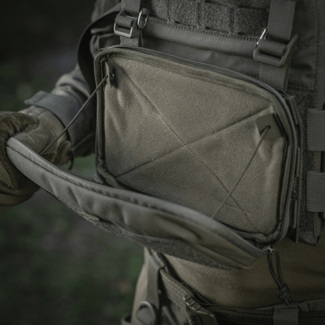 M-Tac Admin Pouch Large Elite kiinnitettynä taktiseen liiviin, näyttää avoimen ja tilavan muotoilun varusteiden säilytykseen.