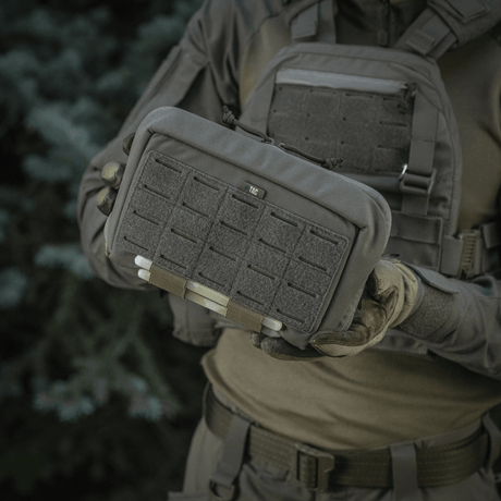 Taktinen M-Tac Admin Pouch Large Elite univormua käyttävän henkilön kädessä, velcro-paneeleilla, valmistettu Cordura 500D:stä.