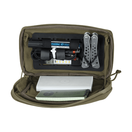 Avoin M-Tac Admin Pouch Large Elite, sisällä taktista varustusta kuten taskulamppu ja monitoimityökalu järjestettynä.
