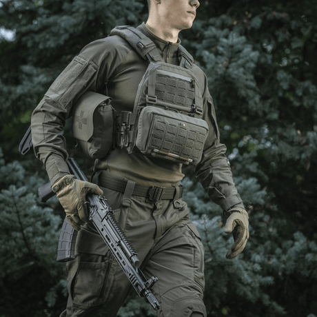 M-Tac Admin Pouch Large Elite kiinnitettynä taktiseen varusteeseen, sopii asiakirjojen, puhelimen, avainten ym. säilytykseen. Valmistettu kestävästä Cordura-materiaalista.