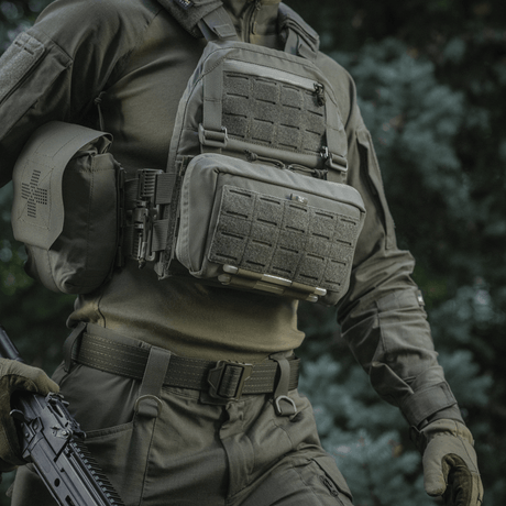 M-Tac Admin Pouch Large Elite käytössä taktisten varusteiden kanssa, Cordura 500D -materiaali, sopii välttämättömien tavaroiden säilytykseen.