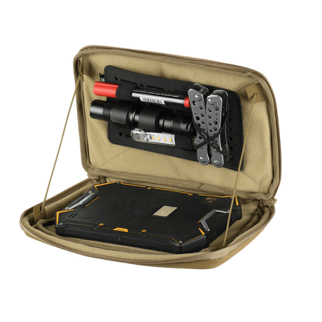 M-Tac Admin Pouch X-Large Elite avoinna taktisten työkalujen ja tabletin säilytykseen.