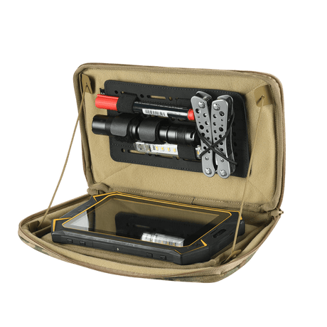 M-Tac Admin Pouch X-Large Elite avoin laukku työkaluilla ja tabletilla, optimoitu taktiseen varustukseen kestävässä Cordura 500D -muotoilussa.
