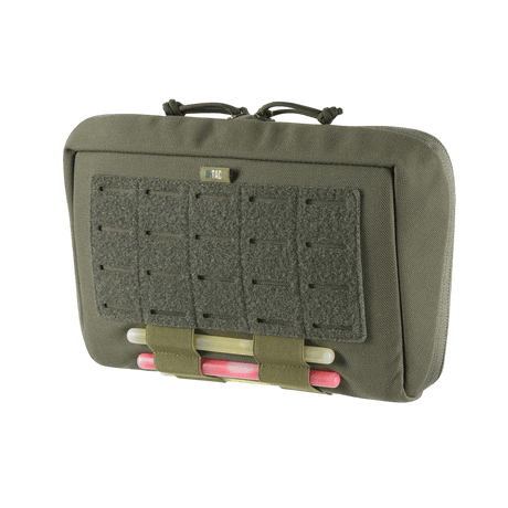 Kuva M-Tac Admin Pouch X-Large Elite -laukusta, kestävä ja tilava, velcro-etupaneelilla ja elastikilla taktista varustusta ja patcheja varten.