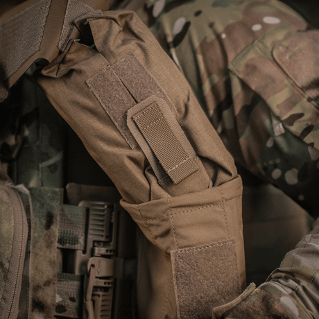 M-Tac Mediclomme Small Vertical Elite kulutusta kestävästä multicam-nylonista NIJ-sertifioinnilla, näytetty gallerian sijainti 1 taktisen varustuksen päällä.