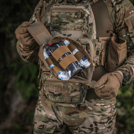 M-Tac Mediclomme Small Vertical Elite multicam-nylonista sisäisellä IFAK-organizerilla ja NIJ-sertifioinnilla, näytetty avoinna gallerian sijainti 1.