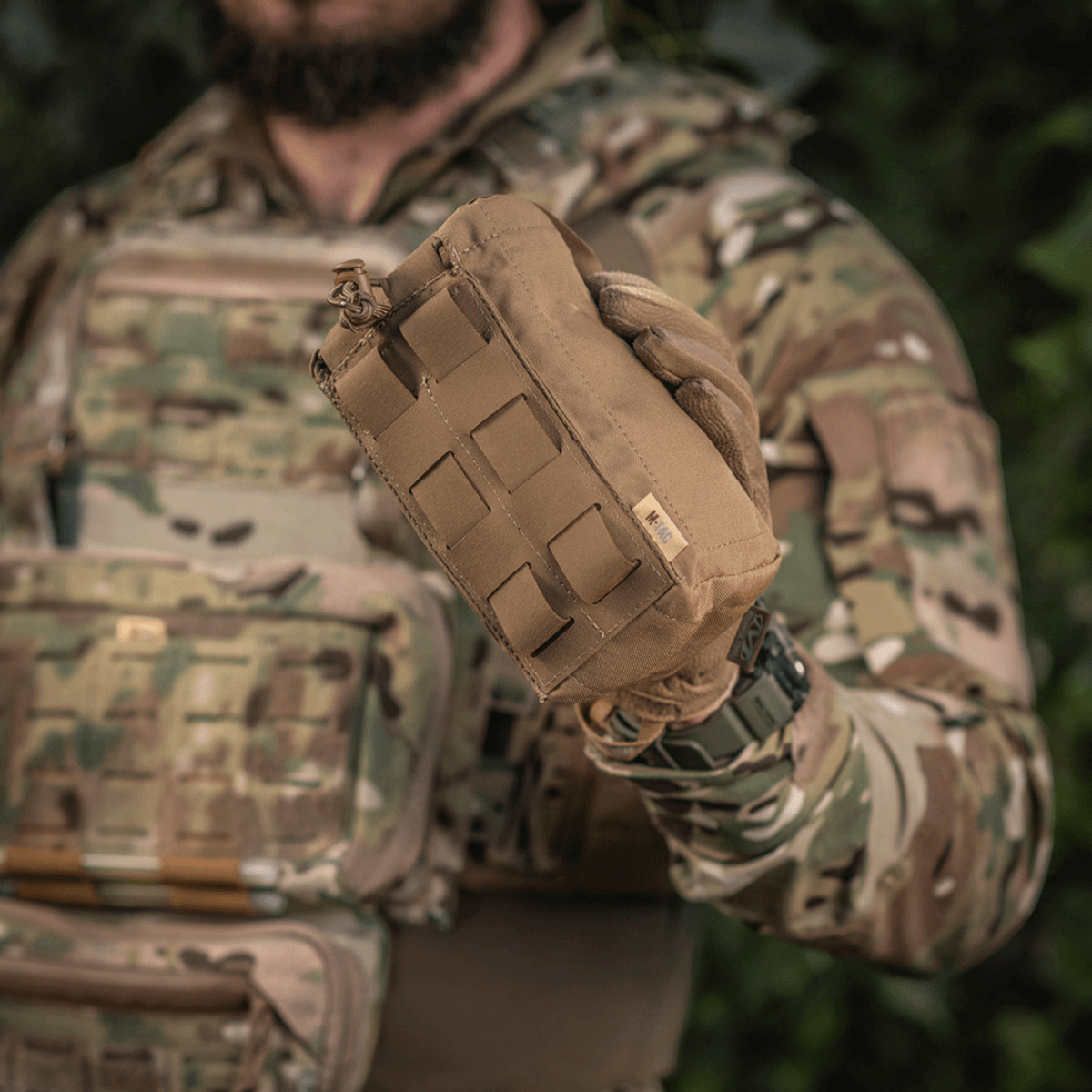 M-Tac Mediclomme Small Vertical Elite - robust førstehjælpslomme lavet af Cordura 500D stof, set i feltsituation.