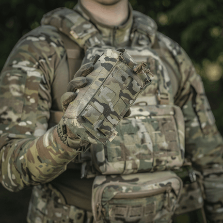 M-Tac Mediclomme Small Vertical Elite multicam-nylonista NIJ-sertifioinnilla ja sisäisellä IFAK-organizerilla, näytetty gallerian sijainti 1, pidetty kädessä.