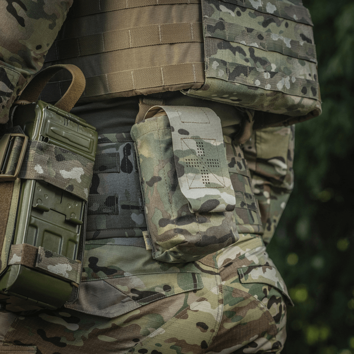 Soldat iført M-Tac Mediclomme Small Vertical Elite i camouflage på bælte, robust Cordura 500D materiale.