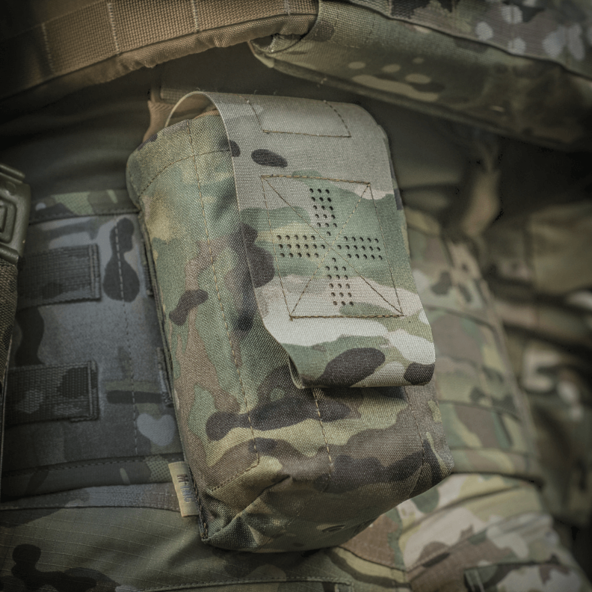 M-Tac Mediclomme Small Vertical Elite for pålidelig organisering af førstehjælpsudstyr, lavet af slidstærkt Cordura 500D-materiale.