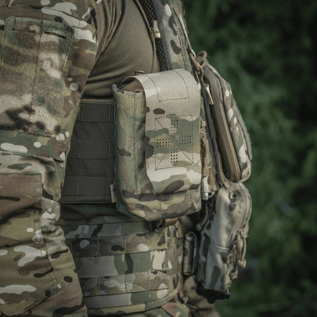 M-Tac Mediclomme Small Vertical Elite multicam-nylonista, kiinnitetty taktiseen varustukseen, NIJ-sertifiointi, näytetty galleria-asemassa 1.