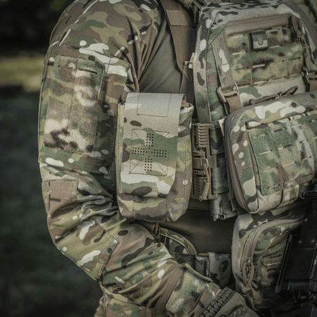 M-Tac Mediclomme Small Vertical Elite multicam-nylonista, NIJ-sertifiointi, kiinnitetty taktiseen varustukseen, näytetty galleria-asemassa 1.