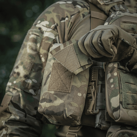M-Tac Mediclomme Small Vertical Elite multicam-nylonista, NIJ-sertifiointi, kiinnitetty taktiseen varustukseen, näytetty galleria-asemassa 1.