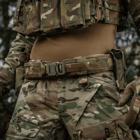 M-Tac Range Bælte Cobra Buckle Gen.IV taktisk bælte i camouflage til militært brug, set med udstyr fastgjort til bæltet.