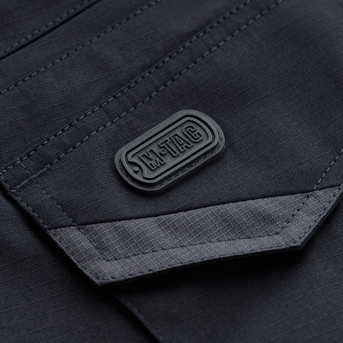 M-Tac Shorts Aggressor Gen.II Flex i mørk design, rip-stop materiale med M-Tac logo, alsidige taktiske shorts til træning og fritid.