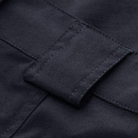 Nærbillede af M-Tac Shorts Aggressor Gen.II Flex med letvægts rip-stop materiale og Teflon-belægning, der er vand- og smudsafvisende.