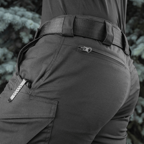 Nærbillede af M-Tac Shorts Aggressor Short med lommedesign, sort bælte og lynlåsdetaljer, fremstillet i slidstærkt materiale.