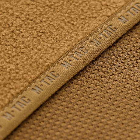 Nærbillede af M-Tac Lite Microfleece Hættetrøje med elastisk bånd og mesh-struktur i sandfarve.