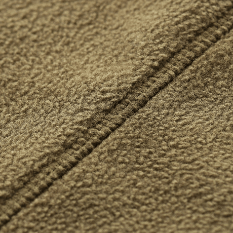 Nærbillede af det elastiske mikrofleece materiale på M-Tac Lite Microfleece Hættetrøje for komfort og bevægelsesfrihed.