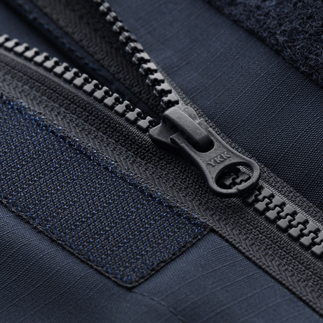 Nærbillede af YKK lynlås på M-Tac Jakke Patrol Flex med velcro-detaljer, ideel til taktisk brug og komfort.