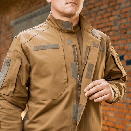 M-Tac Jakke Patrol Flex med figursyet design, velcro-detaljer, og YKK fittings, ideel til taktisk brug og komfort. Perfekt til udendørsaktiviteter.