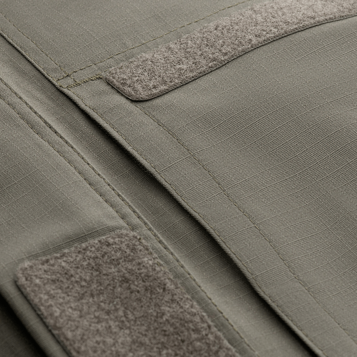 Nærbillede af M-Tac Jakke Patrol Flex med Velcro-detaljer og YKK fittings, designet til taktisk brug.