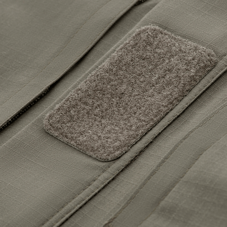 Nærbillede af velcro-panel på M-Tac Jakke Patrol Flex, laveret grå stof med ripstop mønster og taktisk design.