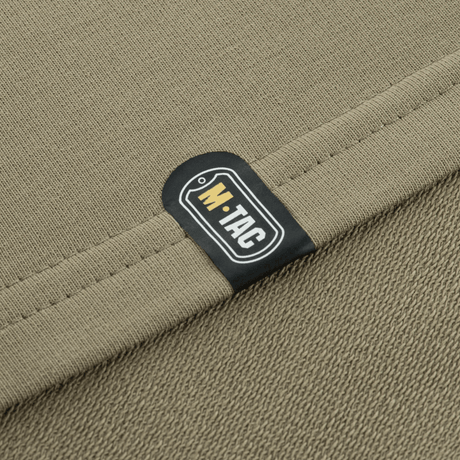 Lähikuva M-Tac Pullover 4 Seasons -venyvästä kangasetiketistä, sopii arki- ja taktiseen käyttöön ympäri vuoden